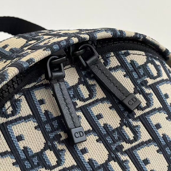 Classic DIOR Bag: A Stylish and Versatile Choice for Elegance - Picture 4 of 6